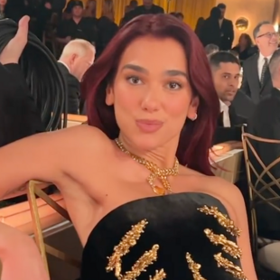 Η Dua Lipa πασχίζει να καθίσει με το στενό φόρεμά της, στις Χρυσές Σφαίρες