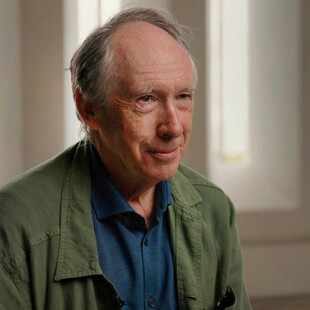 Μιλώντας για τη ζωή με τον Ίαν ΜακΓιούαν