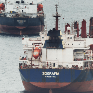Ερυθρά Θάλασσα: Ελληνόκτητο φορτηγό πλοίο χτυπήθηκε από πύραυλο