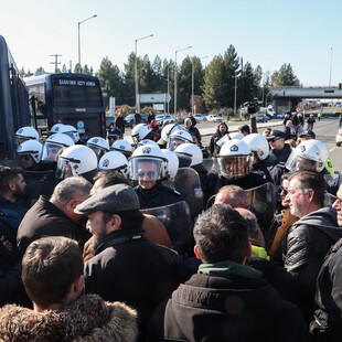Λάρισα: Ένταση μεταξύ αγροτών και αστυνομικών στον κόμβο Πλατυκάμπου