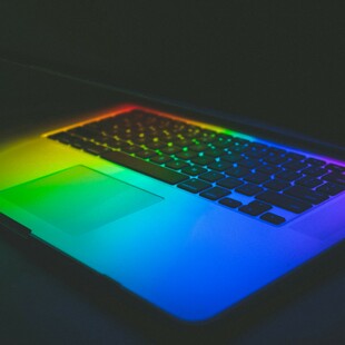 H Meta καλείται να λάβει δραστικά μέτρα για την προστασία των ΛΟΑΤΚΙ+ στο διαδίκτυο