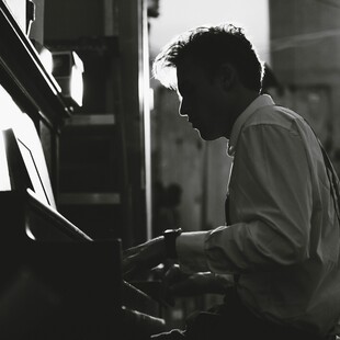 Έρευνα: Γιατί η μουσική, το πιάνο και το τραγούδι βελτιώνουν την υγεία του εγκεφάλου