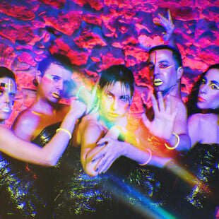 Μια παράσταση εμπνευσμένη από τον Φατίχ Ακίν για την αναζήτηση ταυτότητας