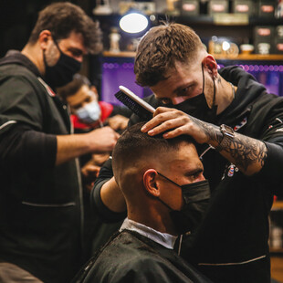 8 αθηναϊκά μπαρμπέρικα που έχουν αναγάγει την ανδρική περιποίηση σε εμπειρία