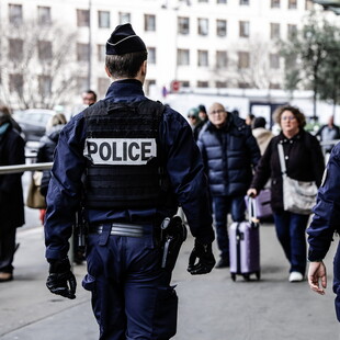 Η επίθεση με μαχαίρι στο Παρίσι δεν θεωρείται τρομοκρατική ενέργεια, λέει η αστυνομία
