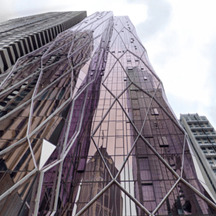 Σκαρφάλωσε σε ουρανοξύστη 55 ορόφων, χωρίς εξοπλισμό ασφαλείας- Στην κορυφή τον περίμεναν αστυνομικοί