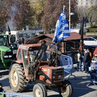 Αγρότες έκλεισαν το ρεύμα προς Αθήνα στο Κάστρο Βοιωτίας