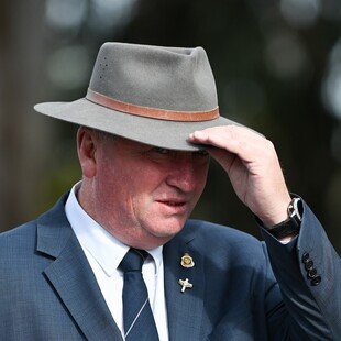 Τύφλα στο μεθύσι ο πρώην αναπληρωτής πρωθυπουργός της Αυστραλίας ξαπλωμένος στο πεζοδρόμιο
