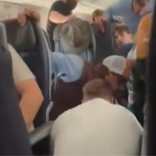 Νέο περιστατικό - Επιβάτης προσπάθησε να ανοίξει την πόρτα αεροσκάφους εν ώρα πτήσης