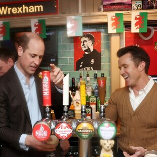 Ο πρίγκιπας Ουίλιαμ «τα πίνει» με τον ιδιοκτήτη της «Ρέξαμ», χολιγουντιανό ηθοποιό Ρομπ Μακέλενι