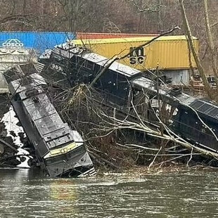 Εκτροχιάστηκε τρένο στην Πενσυλβάνια - Κάποια βαγόνια του βρέθηκαν σε ποτάμι