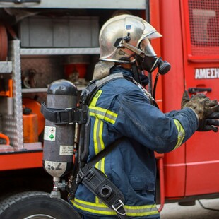 Φωτιά σε παλιό συνεργείο στα Κάτω Πατήσια