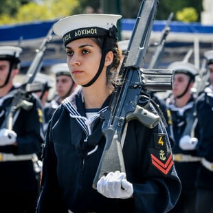 Ξεκινά η εθελοντική στράτευση των γυναικών - Τι είπε ο Δένδιας