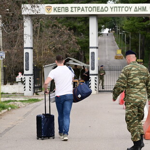 Στέφανος Κασσελάκης: Οι πρώτες εικόνες από την άφιξή του στο στρατόπεδο Θήβας για τη θητεία του