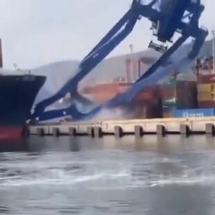 Τουρκία: Φορτηγό πλοίο γκρέμισε στη θάλασσα γερανούς από το λιμάνι