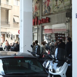 Καθαρά Δευτέρα: Στην ουρά για λαγάνα παρά τις αυξημένες τιμές