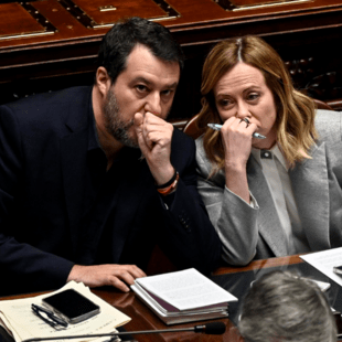 Ιταλία: Μαθητής σχημάτισε όπλο με το χέρι του και σημάδεψε την Μελόνι μέσα στην Γερουσία