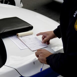 Θεσσαλονίκη: Καταδικάστηκε 30χρονος που επιτέθηκε σε αστυνομικό επειδή του έκοψε κλήση 