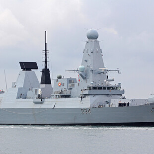 Το BBC πάνω στο «HMS Diamond» καθώς αυτό αντιμετωπίζει επιθέσεις των Χούτι