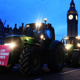 Αγρότες έφτασαν με τα τρακτέρ τους έξω από το κοινοβούλιο της Βρετανίας