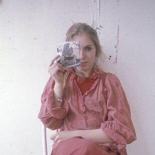 H σύντομη ζωή και η διαρκής επιρροή της Francesca Woodman