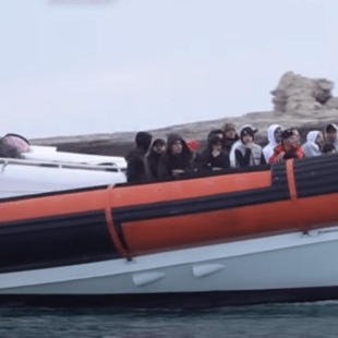 Σε συναγερμό οι αρχές στην Ιταλία: Πάνω από 1.500 μετανάστες έφτασαν στη Λαμπεντούζα σε μιάμιση μέρα