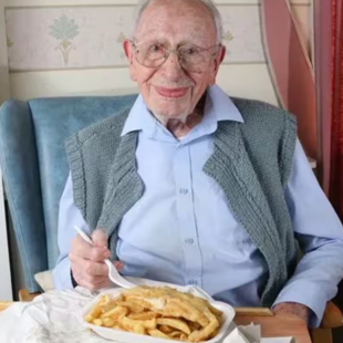 O γηραιότερος άνδρας στη Βρετανία γεννήθηκε 20 χρόνια μετά την ίδρυση της Λίβερπουλ και τρώει fish & chips