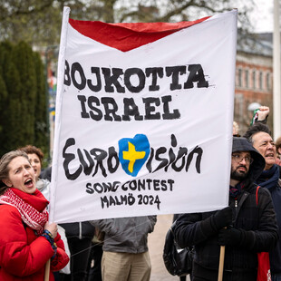 Eurovision 2024: Διαδηλωτές με παλαιστινιακές σημαίες και πανό στο Μάλμε ζητούν μποϊκοτάζ του Ισραήλ