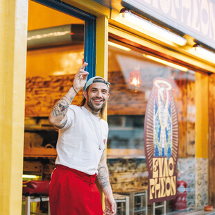 Ευλόγησον: Xειροποίητο σουβλάκι σε έναν χώρο με θρησκευτική αισθητική 