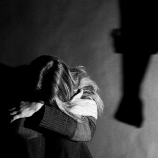 Ενδοοικογενειακή βία: Εξασφαλίστηκαν «safe houses» σε όλη την Επικράτεια