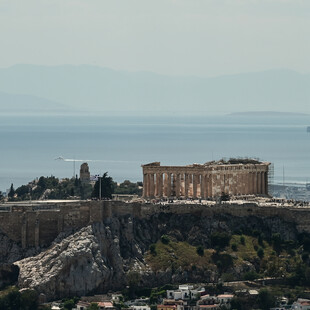 Ο οίκος S&P διατήρησε το αξιόχρεο της Ελλάδας στο BBB- και αναβάθμισε σε θετικές τις προοπτικές