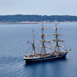 Στον Πειραιά το γαλλικό ιστιοφόρο «Belem» – Θα μεταφέρει την Ολυμπιακή Φλόγα στη Μασσαλία