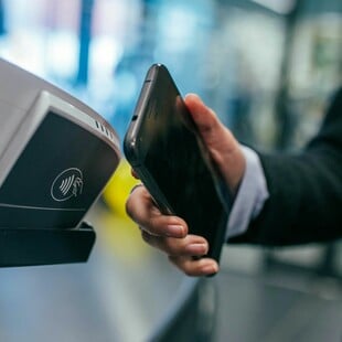 Χατζηδάκης: Μείωση στο 50% των χρεώσεων των τραπεζών στα POS - Πότε ανοίγει η πλατφόρμα για τις φορολογικές δηλώσεις