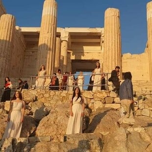 Ακρόπολη: Πληροφορίες για παραίτηση του αρχιφύλακα που επέτρεψε την είσοδο στο γκρουπ με τις χαλμύδες