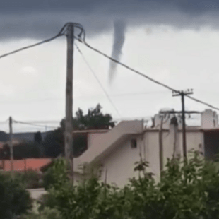 Υδροστρόβιλος στη λίμνη Βιστωνίδα - Η στιγμή που το καιρικό φαινόμενο έκανε την εμφάνιση του