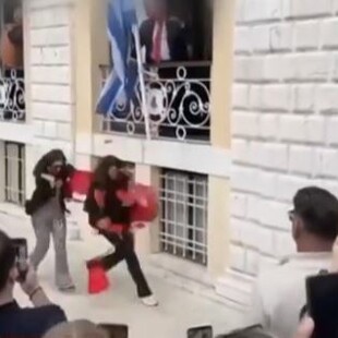 Κέρκυρα: Ο δήμαρχος έριξε τον μπότη στη νεαρή - «Μπορεί να χρειάζεται και μια παρατηρητικότητα», είπε