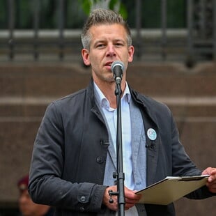 Πέτερ Μαγιάρ: Ποιος είναι ο Ούγγρος που προβάλλει ως «αντίπαλον δέος» του Βίκτορ Ορμπάν