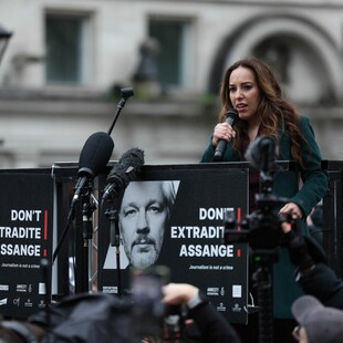 Αντίστροφη μέτρηση για τον Τζούλιαν Ασανζ: «Θα αγωνίζομαι μέχρι να απελευθερωθεί» λέει η σύζυγός του, Στέλλα