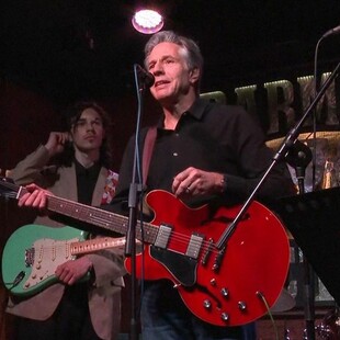 Ο Άντονι Μπλίνκεν έπαιξε κιθάρα σε μπαρ του Κιέβου - Το τραγούδι που επέλεξε
