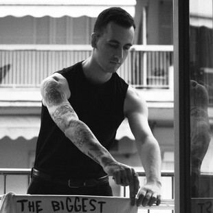 O Drinkdamilk έχει φτιάξει το artwork για τις περισσότερες ελληνικές ραπ κυκλοφορίες