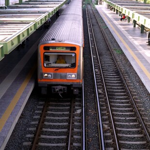 Σταθμάρχης δέχτηκε επίθεση στο σταθμό «Αγ. Ελευθέριος» - Επιβάτιδα προσπάθησε να την πετάξει στις γραμμές