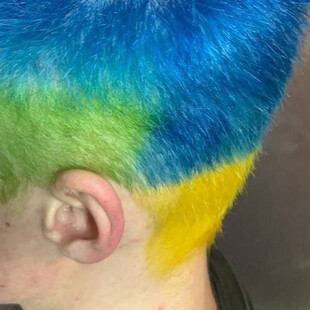 Πρόστιμο σε 25χρονο τρανς Ρώσο επειδή έβαψε τα μαλλιά του στα χρώματα της Ουκρανίας