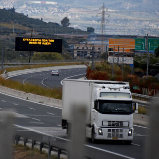 Σύγκρουση βυτιοφόρου με φορτηγό στην Αθηνών-Κορίμθου- Μεγάλο μποτιλιάρισμα στο σημείο