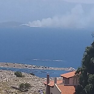 Φωτιά στις Οινούσσες καίει χαμηλή βλάστηση