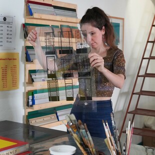 Μια Βρετανή εικαστικός σχεδίασε 100 πόρτες της Κυψέλης και τις έκανε βιβλίο