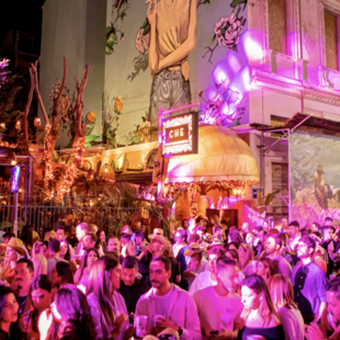 Ο απόλυτος καλοκαιρινός προορισμός, το Che, γιορτάζει τα 7α γενέθλιά του με ένα φαντασμαγορικό street party