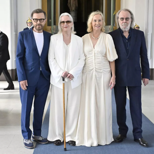 Οι ABBA επανενώθηκαν για να γίνουν ιππότες - Τιμήθηκαν από τη βασιλική οικογένεια της Σουηδίας