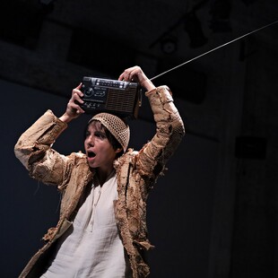 «Στη σκιά του Λούσια»: Μια παράξενη παράσταση, ένα βαθιά πολιτικό έργο στο θέατρο Θησείον