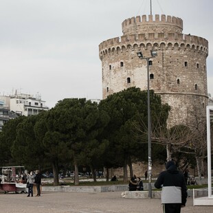 Θεσσαλονίκη: Ο δήμαρχος έπιασε στα «πράσα» πολίτη να αφήνει μπάζα σε κεντρικό δρόμο - Του έβαλε πρόστιμο