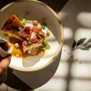 Στο Ζohós για εκλεπτυσμένους μεζέδες από τον Σάκη Βενέτη και τον Χάρη Αντωνόπουλο